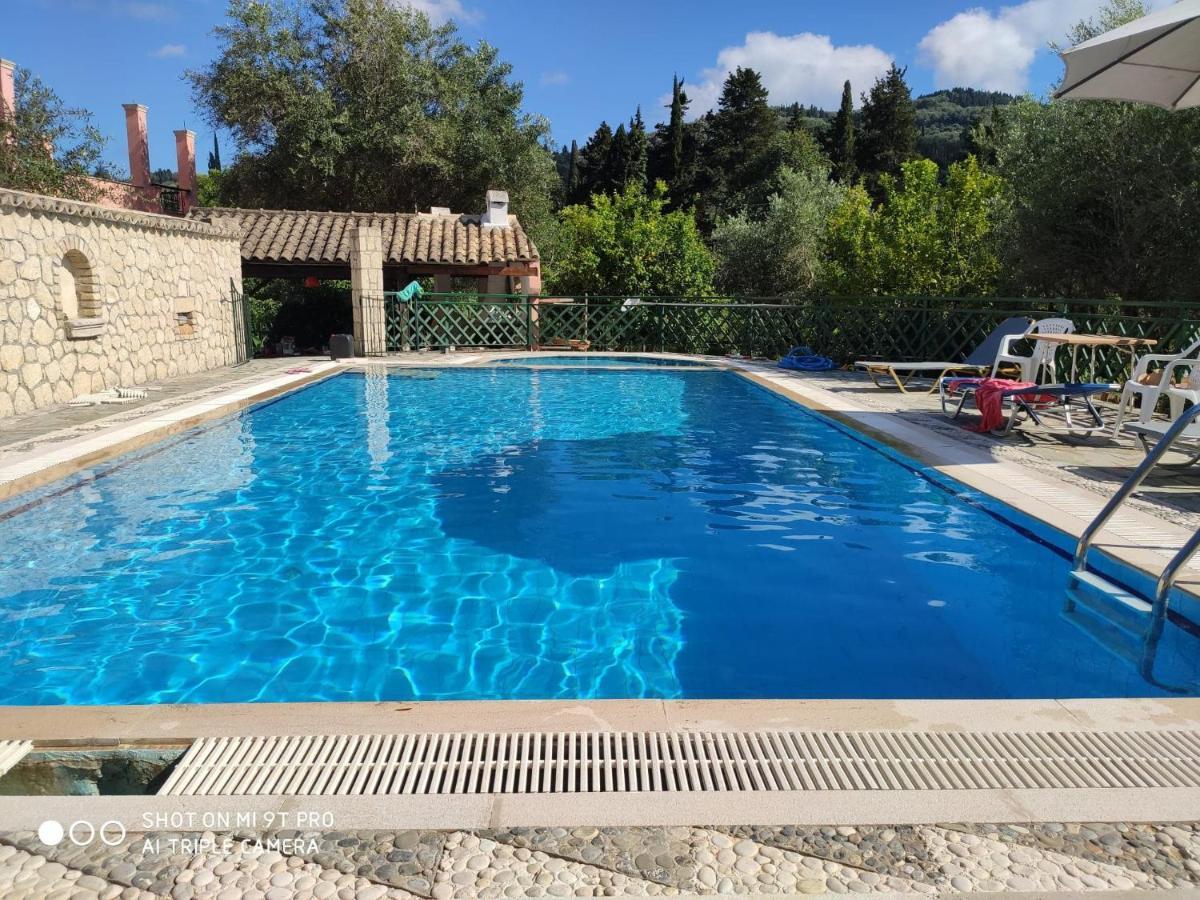 Pool Villa Grigoris Aspiotades Екстериор снимка